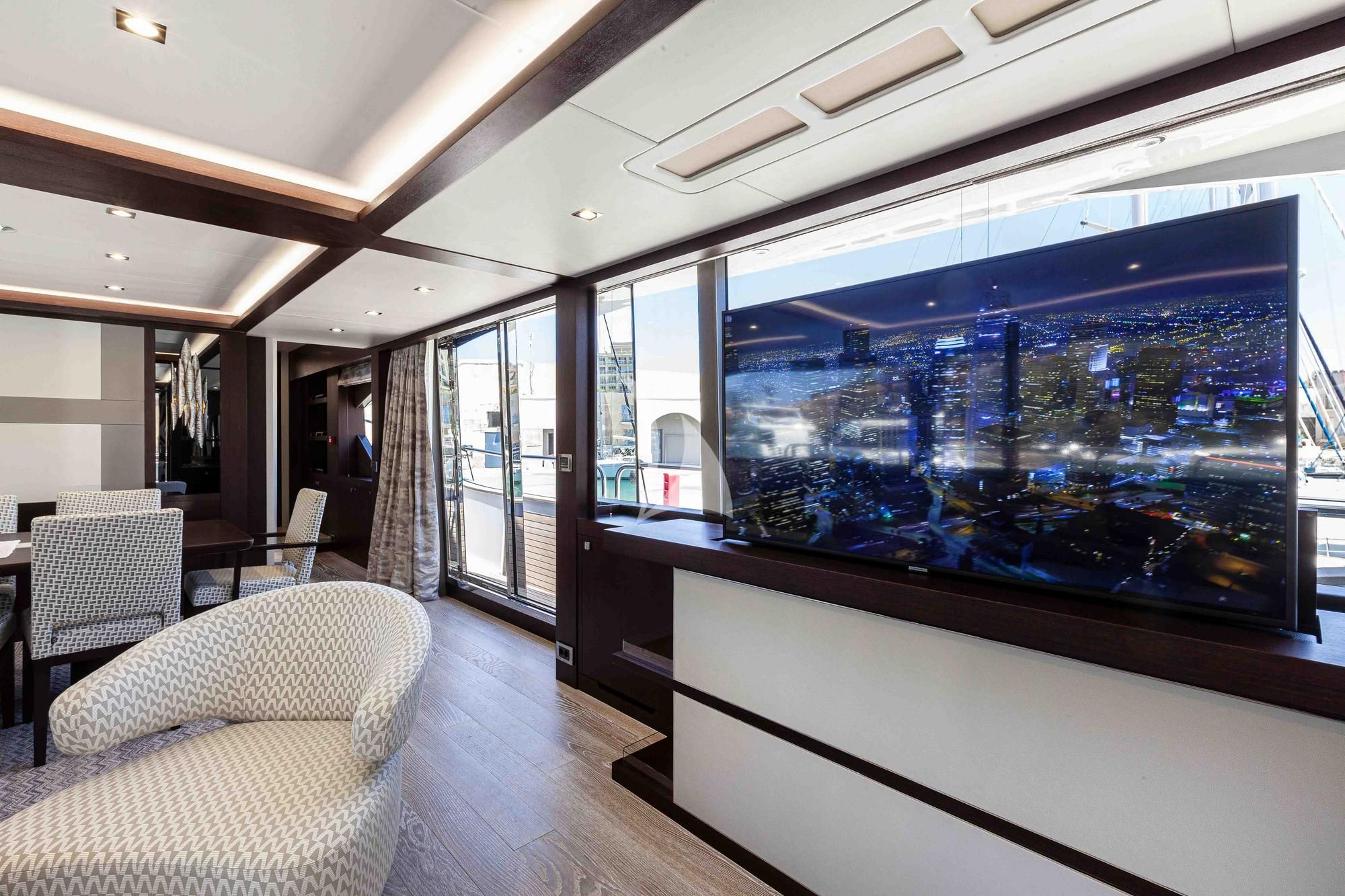 NEW EDGE Sunseeker 95 - saloon TV
